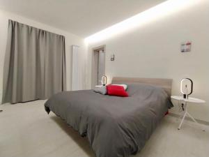 A bed or beds in a room at Villa Joy - Iconic Heritage Rooms