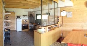 uma cozinha com um balcão de madeira e uma mesa em Gîte Chez EVA em Le Buisson de Cadouin