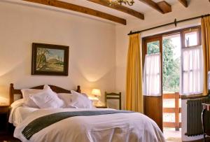 Tempat tidur dalam kamar di Hostería Canela B&B