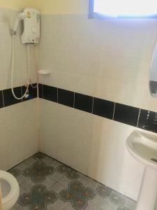 bagno con servizi igienici e lavandino di Bangkado Resort a Ratchaburi