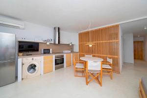 
A kitchen or kitchenette at Apartamentos Roca Plana
