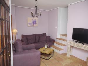 - un salon avec un canapé et une table dans l'établissement Casa Vell de Valldemossa, à Valldemossa