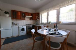 Kuchnia lub aneks kuchenny w obiekcie Teubel apartman 5