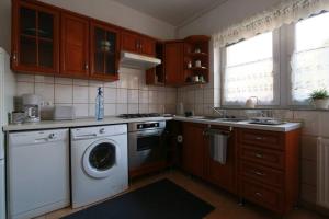 Kuchnia lub aneks kuchenny w obiekcie Teubel apartman 5
