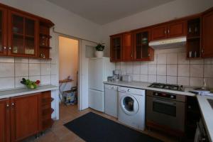 Kuchnia lub aneks kuchenny w obiekcie Teubel apartman 5