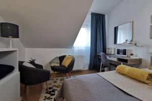 sypialnia z łóżkiem, biurkiem i krzesłami w obiekcie Teubel apartman 5 w Székesfehérvárze