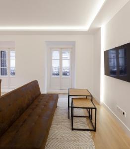 een woonkamer met een bank en een tafel bij Luxury flat Chamberi IV in Madrid