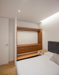 een slaapkamer met een groot bed en een dressoir bij Luxury flat Chamberi IV in Madrid