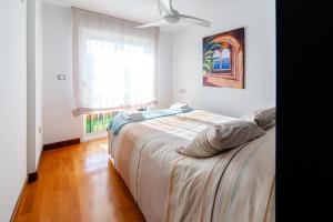 sypialnia z łóżkiem i wentylatorem sufitowym w obiekcie Merecido Descanso Sun Beach w mieście Torrevieja +37 zdjęć