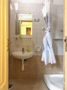 Koupelna v ubytování Gutsa Artists Mini-Hotel + 37 fotografií