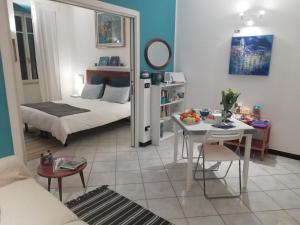 a living room with a bed and a table at DonnaBarbara in Vernazza