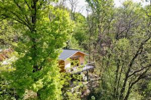 uma casa no meio de uma floresta em Rifugio Nel Bosco em Astano