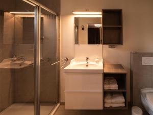 W łazience znajduje się umywalka i prysznic. w obiekcie B&B OLEN w mieście Olen