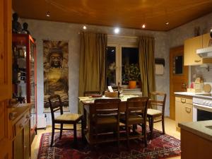 a kitchen and dining room with a table and chairs at Ferienwohnung Xandl in Kaibing