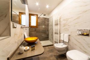 A bathroom at Medici Soderini