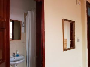 un bagno con lavandino e specchio di Hotel Kurtabeg a Shkodër