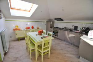 Una cocina o cocineta en A Carubba du Bungiurnu 72 fotos más