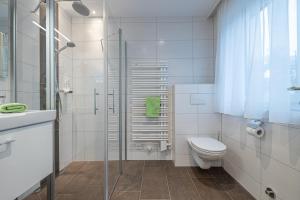 e bagno con servizi igienici e doccia in vetro. di Gasthof - Pension Durnthaler a Tröpolach