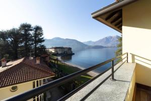 balcone con vista su una cassa d'acqua di Mamma Ciccia Holiday Home - Wonderful Lake Como a Lierna