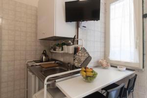 Кухня или мини-кухня в Olina Studio
