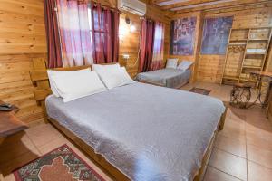 Postel nebo postele na pokoji v ubytování Nof Kinneret Cabins