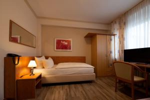 Un pat sau paturi într-o cameră la Hotel Garni Regent