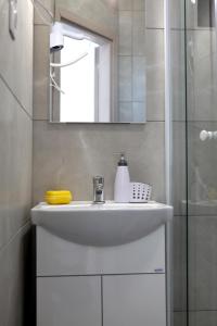Ett badrum på Bebas Apartments Nea Karvali