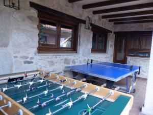 una habitación con una mesa de ping pong. en Rural Montesa en San Pelayo de Guareña