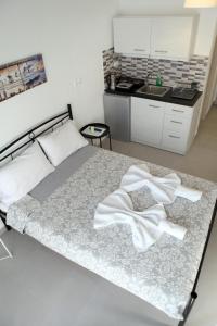 Säng eller sängar i ett rum på Bebas Apartments Nea Karvali