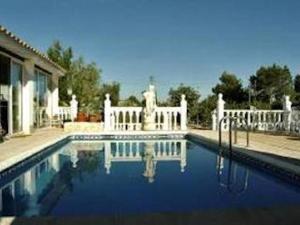 basen przed domem z białym płotem w obiekcie Private Villa with Private Pool Barrio de la Fuensanta w mieście Torre del Rame