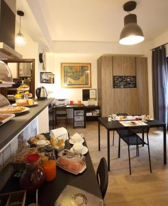una cucina con tavolo e cibo di Rooms Project B&B a Capoterra