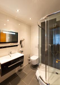 Koupelna v ubytování Hotel Garni Regent + 9 fotografií