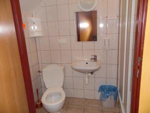 małą łazienkę z toaletą i umywalką w obiekcie NSSM Tanie Spanie w miejscowości Święta Katarzyna
