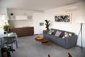 a living room with a couch and a table at Balcón del Albayzín in Salobreña