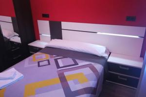 a bedroom with a bed with a white headboard at Apartamento Centrico , Wifi + Desayuno in Logroño