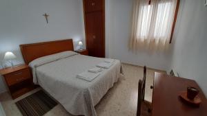 Łóżko lub łóżka w pokoju w obiekcie Convento Madre de Dios de Carmona