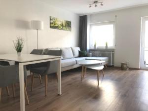 sala de estar con sofá y mesa en Zollernalb-Apartment G6 en Albstadt