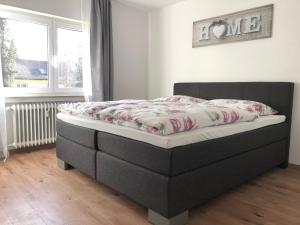 Bett in einem Zimmer mit Bettrahmen in der Unterkunft Zollernalb-Apartment G6 in Albstadt