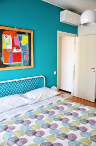 een slaapkamer met een bed en een schilderij aan de muur bij Tortona86 in Milaan