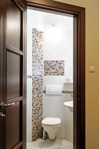 ワルシャワにあるSzucha Apartmentsのバスルーム(トイレ、洗面台付)