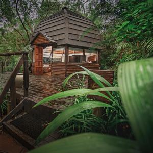 une terrasse en bois avec un kiosque dans une forêt dans l'établissement Serenity Mountain and Forest Lodge, à Malelane