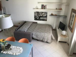 マリーナ・ディ・ピサにあるVilla Cobianchiのベッドルーム1室(ベッド1台、デスク、テーブル、椅子付)