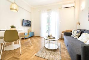 un soggiorno con divano blu e tavolo di Υour Perfect Choice In Athens - Petralona ad Atene