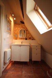 Sainte-Foy-de-LongasにあるLe Domaine des Farguesの屋根裏のバスルーム(シンク、天窓付)