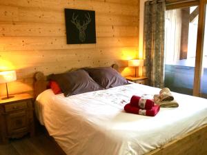 a bedroom with a white bed with two lamps at Le Chalet Du Pic SPA privé & Fitness in Taninges