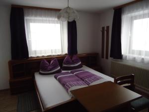 Łóżko lub łóżka w pokoju w obiekcie Gästehaus Birkenheim