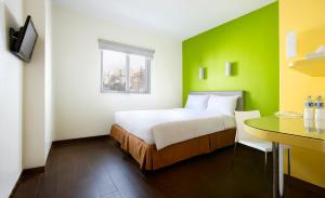 Postel nebo postele na pokoji v ubytování Amaris Hotel Dr. Susilo Grogol + 20 fotografií