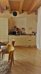 A kitchen or kitchenette at B&B Il Balcone sul Lago