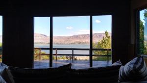 Cette chambre dispose d'une grande fenêtre offrant une vue sur le lac. dans l'établissement Altos de Soberana, à El Calafate