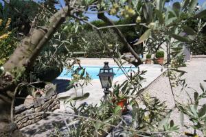 MollégèsLes Glycines的游泳池前的街灯